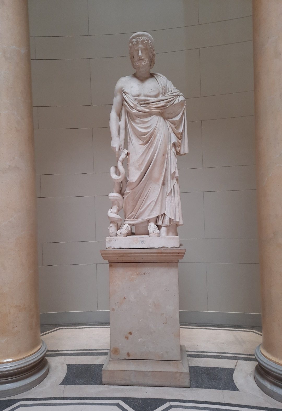 Asclepius' statue, Altes Museum, Berlin - 02.jpg